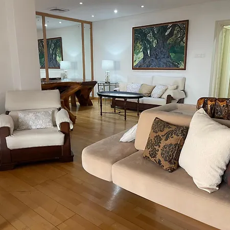 Appartement Altavita - Serviced Upper House With Heraldic Features Nicosia