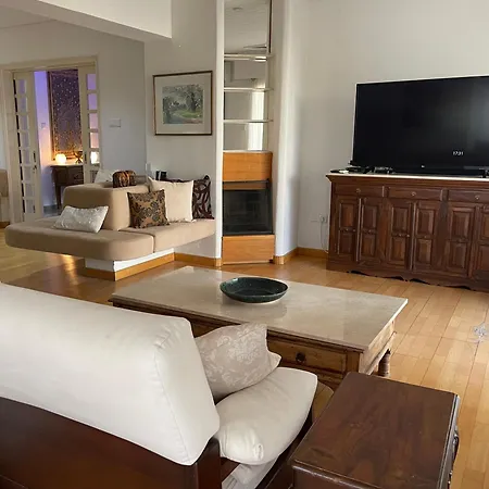 Altavita - Serviced Upper House With Heraldic Features Nikozja